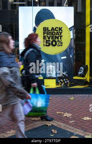 New Street, Birmingham 23. November 2023 - Savvy Shopper im Stadtzentrum von Birmingham erhalten frühes Black Friday-Angebot, bevor es am Freitag zu eiligen ist. PIC by Credit: Stop Press Media/Alamy Live News Stockfoto