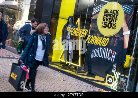 New Street, Birmingham 23. November 2023 - Savvy Shopper im Stadtzentrum von Birmingham erhalten frühes Black Friday-Angebot, bevor es am Freitag zu eiligen ist. PIC by Credit: Stop Press Media/Alamy Live News Stockfoto