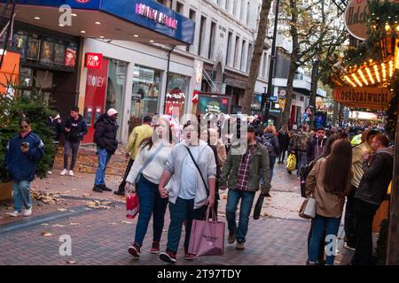 New Street, Birmingham 23. November 2023 - Savvy Shopper im Stadtzentrum von Birmingham erhalten frühes Black Friday-Angebot, bevor es am Freitag zu eiligen ist. PIC by Credit: Stop Press Media/Alamy Live News Stockfoto