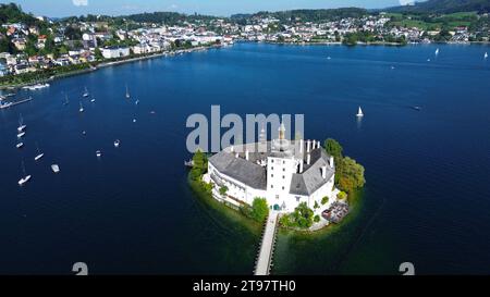 Das Seeschloss Ort auf einer Insel am Traunsee in Gmunden aus der Luft fotografiert, Salzkammergut, Österreich Stockfoto