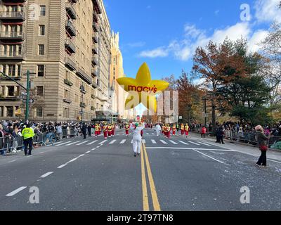 New York City, Usa. November 2023. Macy's Star Balloon fliegt bei der jährlichen Macy’s Thanksgiving Day Parade in Mid-Manhattan, New York City. Quelle: Ryan Rahman/Alamy Live News Stockfoto