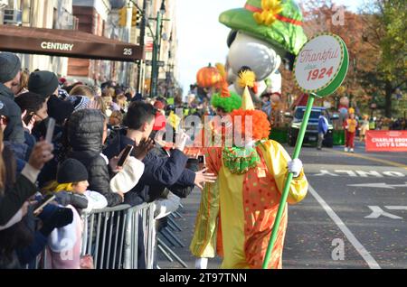 New York City, Usa. November 2023. Der aufgeblähte Charlie Brown und Lucy Ballon ist während der jährlichen Macy’s Thanksgiving Day Parade in Mid-Manhattan, New York City, zu sehen. Quelle: Ryan Rahman/Alamy Live News Stockfoto