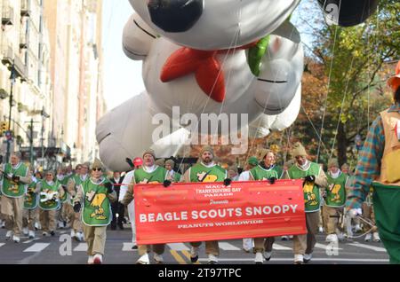 New York City, Usa. November 2023. Der Beagle Snoopy wird während der jährlichen Macy’s Thanksgiving Day Parade in Mid-Manhattan, New York City, beobachtet. Quelle: Ryan Rahman/Alamy Live News Stockfoto