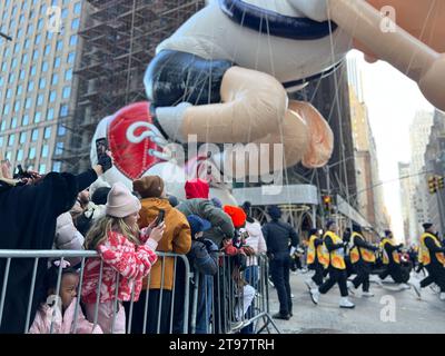 New York City, Usa. November 2023. Kinder werden bei der jährlichen Macy’s Thanksgiving Day Parade in Mid-Manhattan, New York City, fotografiert. Quelle: Ryan Rahman/Alamy Live News Stockfoto