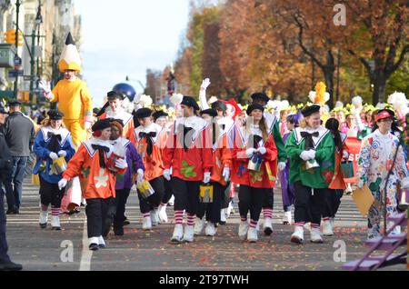 New York City, Usa. November 2023. Tausende nahmen an der jährlichen Macy’s Thanksgiving Day Parade in Mid-Manhattan, New York City, Teil. Quelle: Ryan Rahman/Alamy Live News Stockfoto