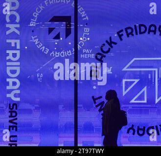 London, Großbritannien. November 2023. Ein Fußgänger läuft an einer Black Friday Promotion in einem Geschäft in der Oxford Street im Zentrum von London vorbei. Quelle: Vuk Valcic/Alamy Live News Stockfoto