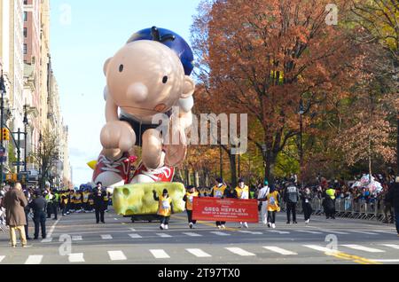 New York City, Usa. November 2023. Der Ballon von Greg Heffley marschiert bei der jährlichen Macy’s Thanksgiving Day Parade in Mid-Manhattan, New York City. Quelle: Ryan Rahman/Alamy Live News Stockfoto