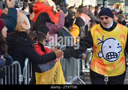 New York City, Usa. November 2023. Ein Marcher wird während der jährlichen Macy’s Thanksgiving Day Parade in Mid-Manhattan, New York City, die Hand schütteln gesehen. Quelle: Ryan Rahman/Alamy Live News Stockfoto