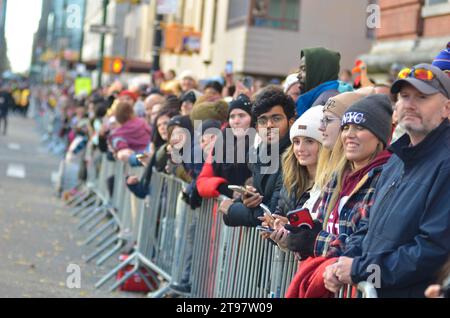 New York City, Usa. November 2023. Zuschauer aller Farben genießen die Parade bei der jährlichen Macy’s Thanksgiving Day Parade in Mid-Manhattan, New York City. Quelle: Ryan Rahman/Alamy Live News Stockfoto