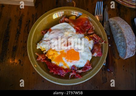 Ein köstliches hausgemachtes Frühstück mit knusprigem Speck und Eiern, Madrid, Spanien Stockfoto