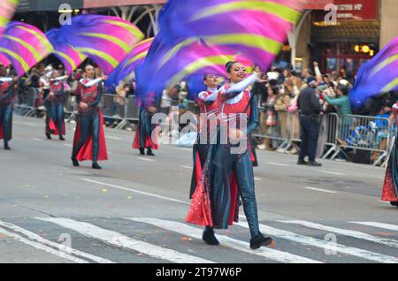 New York City, Usa. November 2023. Teilnehmer der Rutgers University tanzen bei der jährlichen Macy’s Thanksgiving Day Parade in Mid-Manhattan, New York City. Quelle: Ryan Rahman/Alamy Live News Stockfoto