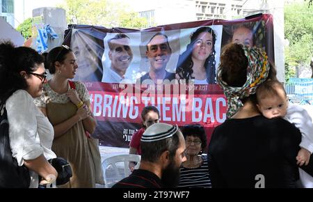 Tel Aviv, Israel. November 2023. Am Donnerstag, 23. November 2023, besuchen die Menschen den Geiselplatz vor dem Kunstmuseum von Tel Aviv in Tel Aviv. Katar kündigte an, dass das Geiselabkommen zwischen Israel und Hamas am Freitag um 7 Uhr morgens beginnen wird, wenn der Krieg die Vereinbarung für die Hamas über die Freilassung von 50 israelischen Geiseln, Kindern und Frauen und für Israel über die Freilassung von 150 palästinensischen Sicherheitsgefangenen, Frauen und männlichen Teenagern unterbricht. Foto: Debbie Hill/ Credit: UPI/Alamy Live News Stockfoto