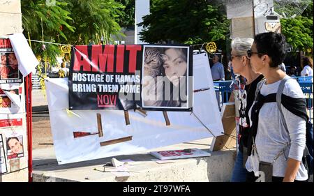 Tel Aviv, Israel. November 2023. Am Donnerstag, 23. November 2023, besuchen die Menschen den Geiselplatz vor dem Kunstmuseum von Tel Aviv in Tel Aviv. Katar kündigte an, dass das Geiselabkommen zwischen Israel und Hamas am Freitag um 7 Uhr morgens beginnen wird, wenn der Krieg die Vereinbarung für die Hamas über die Freilassung von 50 israelischen Geiseln, Kindern und Frauen und für Israel über die Freilassung von 150 palästinensischen Sicherheitsgefangenen, Frauen und männlichen Teenagern unterbricht. Foto: Debbie Hill/ Credit: UPI/Alamy Live News Stockfoto