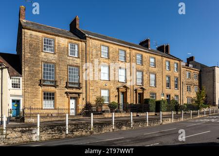 Greenhill Court traditionelle georgianische 3-stöckige, denkmalgeschützte Reihenhäuser, Sherborne, Dorset, England, Großbritannien Stockfoto