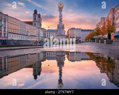 Linz, Österreich. Stadtbild des Hauptplatzes von Linz, Österreich mit Reflexion der Skyline der Stadt bei schönem Sonnenaufgang. Stockfoto