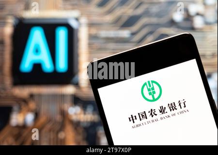 China. November 2023. In dieser Fotoabbildung wird das Logo des chinesischen Bankunternehmens Agricultural Bank of China auf einem Smartphone mit einem Chip für künstliche Intelligenz (KI) und einem Symbol im Hintergrund angezeigt. Quelle: SOPA Images Limited/Alamy Live News Stockfoto