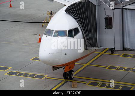 Nahaufnahme der Boeing 737-800 einer ukrainischen Fluggesellschaft SkyUp Airlines, die am Tor mit einer Luftbrücke steht, die in Lemberg verbunden ist Stockfoto