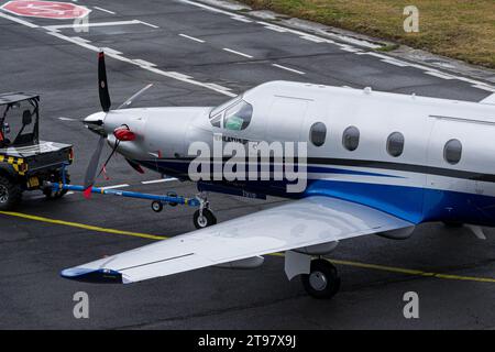 Pilatus PC-12 wird nach der Ankunft in Ostrava in den Hangar gezogen Stockfoto