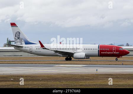 Norwegisches Flugzeug Boeing 737-800 im Rollverkehr für den Start von Prag Stockfoto