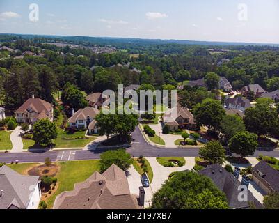 Panoramablick auf die Häusergruppe in einer Unterteilung in Vororten mit Golfplatz und See in Metro Atlanta in Georgia, USA, aufgenommen von Drohnenaufnahme Dura Stockfoto