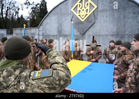 Lemberg, Ukraine - 18. Januar 2023: Beerdigung ukrainischer Soldaten, die während des Kampfes mit russischen Truppen getötet wurden. Stockfoto