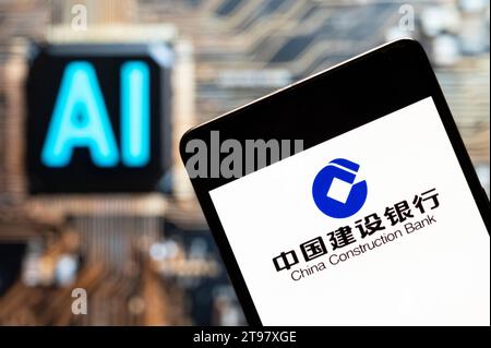 China. November 2023. In dieser Fotoabbildung zeigt das chinesische multinationale Bankunternehmen China Construction Bank Corporation (CCB) Logo auf einem Smartphone mit einem Chip für künstliche Intelligenz (KI) und einem Symbol im Hintergrund. (Foto von Budrul Chukrut/SOPA Images/SIPA USA) *** ausschließlich für redaktionelle Nachrichten *** Credit: SIPA USA/Alamy Live News Stockfoto