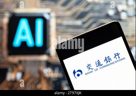 China. November 2023. In dieser Fotoabbildung wird das Logo der chinesischen Bank of Communications auf einem Smartphone mit einem Chip für künstliche Intelligenz (KI) und einem Symbol im Hintergrund angezeigt. (Foto von Budrul Chukrut/SOPA Images/SIPA USA) *** ausschließlich für redaktionelle Nachrichten *** Credit: SIPA USA/Alamy Live News Stockfoto