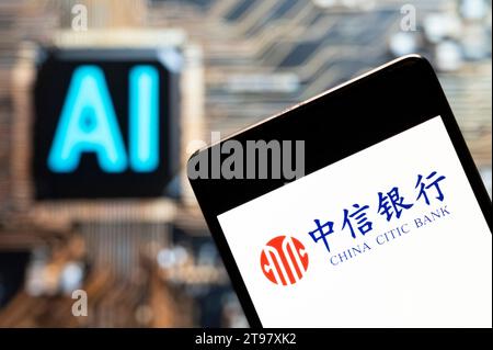 China. November 2023. In dieser Fotoabbildung wird das chinesische multinationale Bank- und Finanzdienstleistungsunternehmen China Citic Bank Logo auf einem Smartphone mit einem Chip für künstliche Intelligenz (KI) und einem Symbol im Hintergrund angezeigt. (Foto von Budrul Chukrut/SOPA Images/SIPA USA) *** ausschließlich für redaktionelle Nachrichten *** Credit: SIPA USA/Alamy Live News Stockfoto