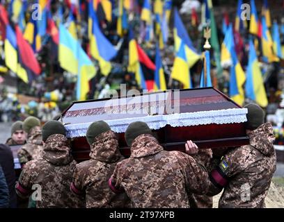 Lemberg, Ukraine - 18. Januar 2023: Beerdigung ukrainischer Soldaten, die während des Kampfes mit russischen Truppen getötet wurden. Stockfoto