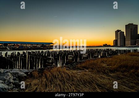 Malerischer Blick auf die wunderschöne Skyline von Manhattan während des Sonnenuntergangs in New york City, aufgenommen von der anderen Seite des Hudson River vom Brooklyn Bridge Park in New York City Stockfoto