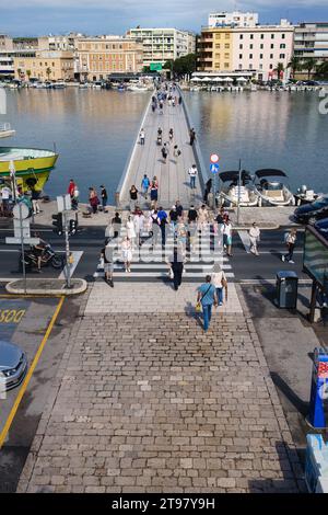 Menschen, die auf der Stadtbrücke (Gradski Most) in Zadar, Kroatien, laufen. September 2023. Stockfoto