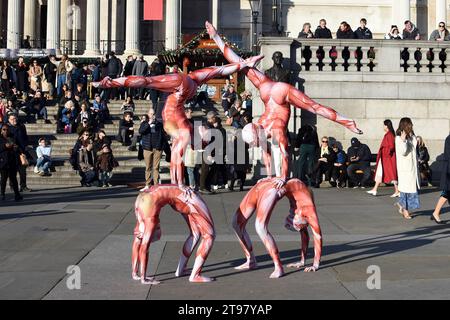 London, Großbritannien. November 2023. Besetzungsmitglieder aus dem mongolischen Khan, die im Coliseum Theatre auftreten, verfeinern ihre Fähigkeiten bei strahlendem Sonnenschein. Wintersonne am Trafalgar Square. Quelle: JOHNNY ARMSTEAD/Alamy Live News Stockfoto