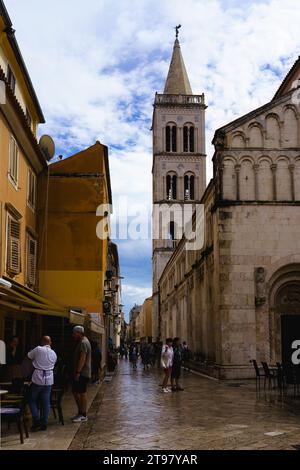 Hauptstraße mit Menschen und der Kathedrale von St. Anastasia in der Altstadt von Zadar, Kroatien. September 2023. Stockfoto