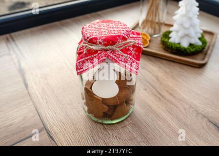 Gebackener Lebkuchen in verschiedenen Formen ohne Dekoration in einem geschlossenen Glas. Stockfoto