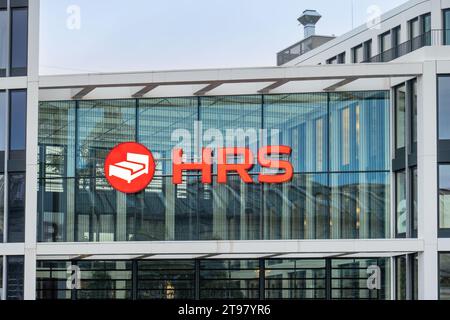 Hauptsitz der HRS-Gruppe in Köln, Deutschland. Hotelreservierungsservice. Weltweit tätiges E-Commerce-Unternehmen in der Tourismusbranche. Stockfoto