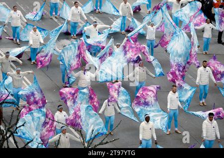 New York, Usa. November 2023. Während der Macy's Thanksgiving Day Parade 2023 in New York City am Donnerstag, den 23. November 2023, tanzen die Darsteller während ihres Spaziergangs durch die Sixth Avenue. Foto: John Angelillo/UPI Credit: UPI/Alamy Live News Stockfoto