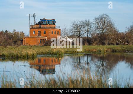 Stillgelegter Air Traffic Contol Tower am ehemaligen Flugplatz RAF Greenham Common in der Nähe von Newbury Berkshire Stockfoto