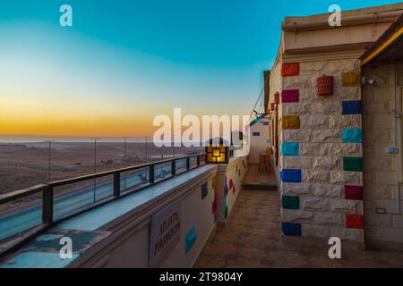 Das Innere des Hotels ist im ethnischen Stil gehalten. Details, Balkon. Gizeh, Kairo, Ägypten - 16. Oktober 2023. Stockfoto