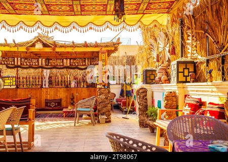 Das Innere des Hotels ist im ethnischen Stil gehalten. Details. Gizeh, Kairo, Ägypten - 16. Oktober 2023. Stockfoto