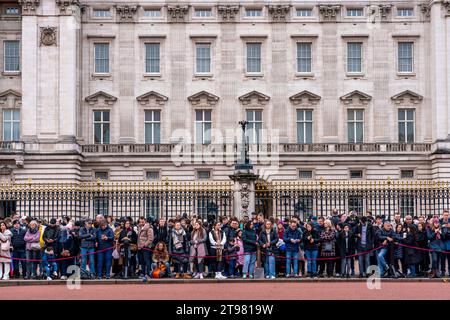 Die Menschenmassen versammeln sich, um den Wachwechsel im Buckingham Palace, London, Großbritannien, zu beobachten Stockfoto