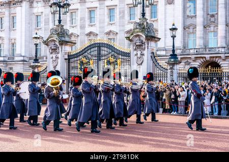 Die Band of the Coldstream Guards nehmen an der Zeremonie des Wachwechsels im Buckingham Palace in London Teil Stockfoto