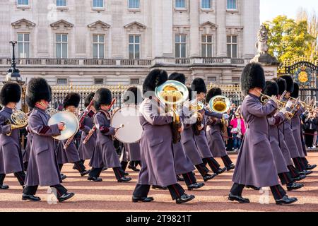 Eine Bande der King's Guard nimmt an der Zeremonie des Wachwechsels im Buckingham Palace in London Teil Stockfoto