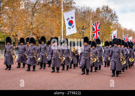 Eine Bande der King's Guard marschiert die Mall zur Wachablösung in London, Großbritannien Stockfoto