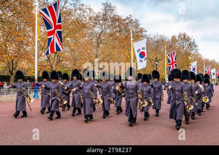 Eine Bande der King's Guard marschiert die Mall zur Wachablösung in London, Großbritannien Stockfoto