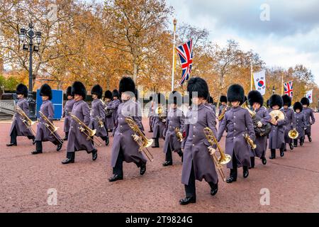 Eine Bande der King's Guard marschiert die Mall zur Wachablösung in London, Großbritannien Stockfoto