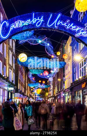 Das Weihnachtslicht in der Carnaby Street, London, Großbritannien Stockfoto