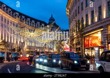 Das Weihnachtslicht in der Regent Street, London, Großbritannien Stockfoto