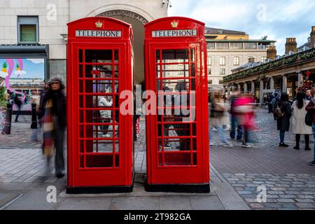 Zwei traditionelle rote Telefondosen in Covent Garden, London, Großbritannien Stockfoto