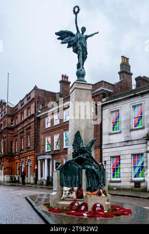 Das Town war Memorial (fotografiert nach dem Remembrance Sunday) Lewes, East Sussex, Großbritannien Stockfoto