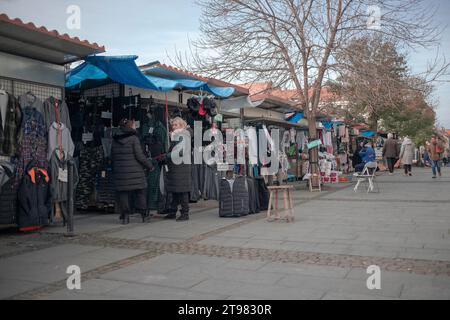 Belgrad, Serbien, 19. November 2023: Reihe von Kiosken auf dem Marktplatz in Zemun Stockfoto